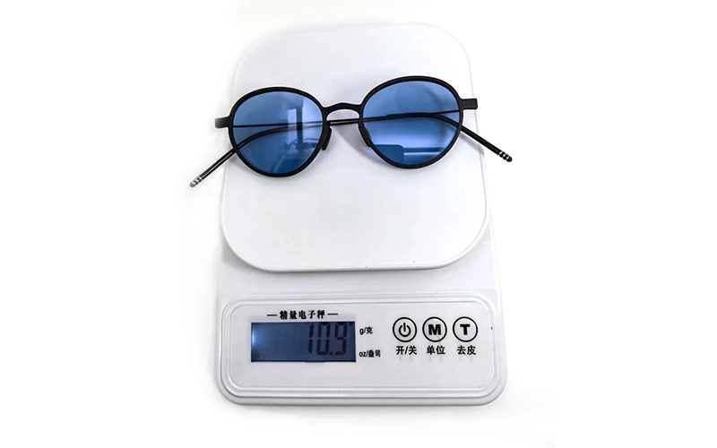 round carbon fiber sunglasses on digital scale showing 109g verified weight round carbon fiber sunglasses on digital scale showing 109g verified weight